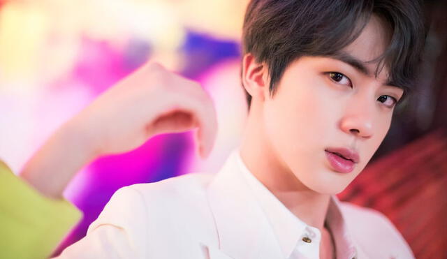 Mientras estaba en la Universidad, Jin fue descubierto nuevamente en la calle por un director de casting de Big Hit.