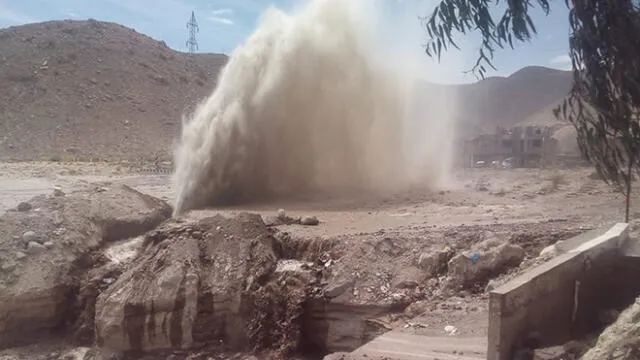 Arequipa: Rotura de tubería de agua causó pánico en pobladores [VIDEO]