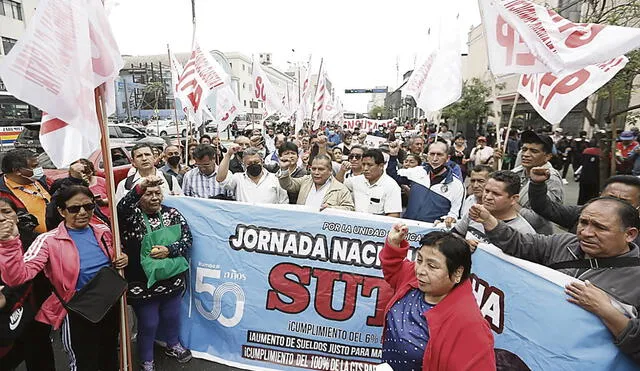 Reclamo. Docentes del Sutep marcharon ayer por el Centro de Lima en contra del Gobierno. Foto: difusión