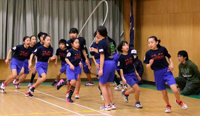 YouTube: niños japoneses baten récord Guinness por hacer 225 saltos con soga en un minuto