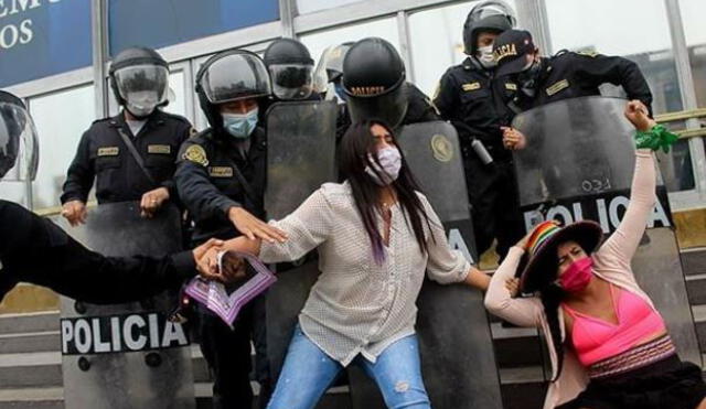 Mujeres denunciaron que policías las atacaron mientras protestaban en frontis del Ministerio Público. Créditos: Selena Merino / Mano Alzada.