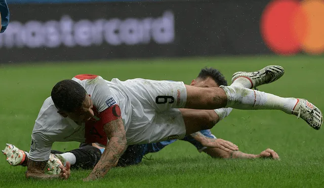 Paolo Guerrero cayó dentro del área uruguaya, pero el juez del partido continuó con el juego.