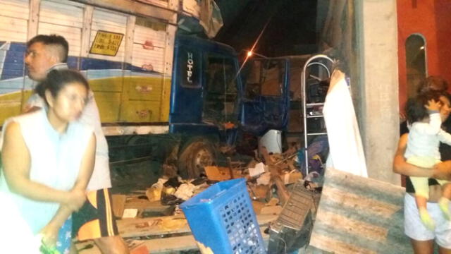 Camión choca contra vivienda de Carabayllo y mueren dos personas