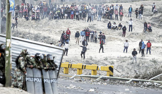 zona de guerra. El puente de Añashuayco se convirtió en un campo de batalla entre polícías y manifestantes que pretendían avanzar hacia el aeropuerto. Choques duraron cinco horas.