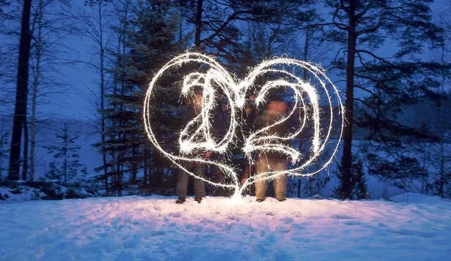 Finlandia. Foto con exposición de 20 segundos en donde varias personas escriben '2021' en forma de corazón con bengalas. Foto: EFE