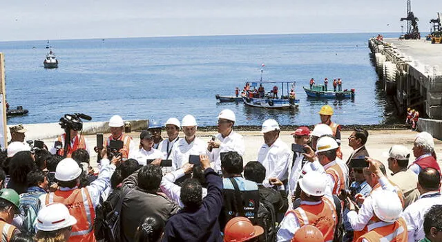 Arribo. Ministra y presidente Martín Vizcarra inspeccionaron obras de desembarcadero.