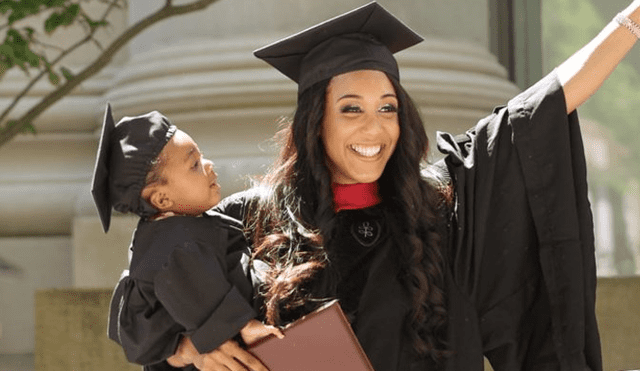 Briana Williams se graduó muy orgullosa con su hija Evelyn.