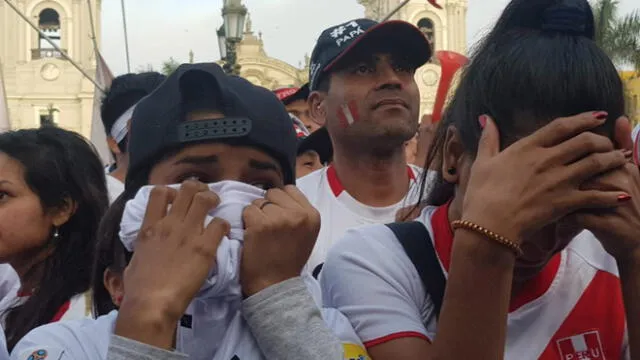 Peruanos acudieron a la Plaza de Armas para gritar los goles de los seleccionados. (Foto: La República)
