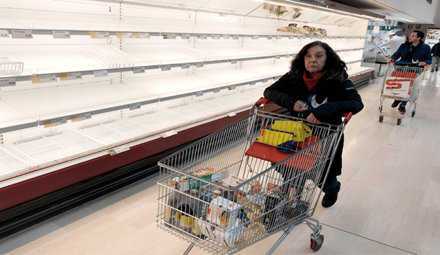 Los supermercados en Italia lucen vacíos luego que los ciudadanos tomaran alimentos como agua y enlatados. Foto: Difusión.