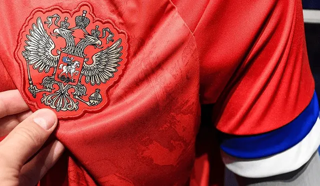 La camiseta fue rechaza por las mangas que asemejan a la bandera de Serbia. Crédito: AFP