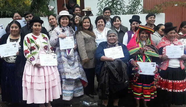 Mincetur: 81 artesanos del Perú son reconocidos como expertos en diseño textil