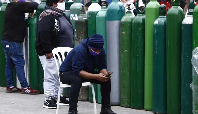 Se registran largas colas y aglomeración en la recarga de oxigeno en el Callao / Credito: Marco Cotrina