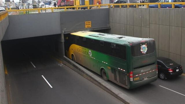 Surco: Municipalidad de Lima denunciará al chófer de bus que se quedó atorado en puente