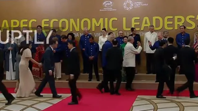 Cumbre APEC 2017: PPK y Vladimir Putin protagonizaron peculiar saludo [VIDEO]