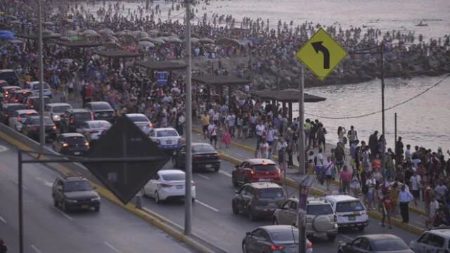 Algunas personas aseguraron que se demoraron en cruzar el puente hasta una hora. (Foto: Javier Quispe / La República)