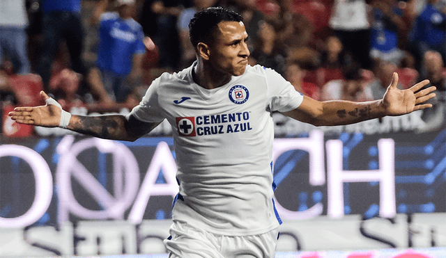 Yoshimar Yotún marcó el primer gol del Cruz Azul vs. Tijuana con una gran definición desde el punto penal. | Foto: AFP