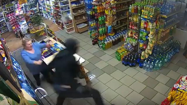 Ladrón armado ingresa a tienda y la dueña lo espanta con un trapeador [VIDEO]