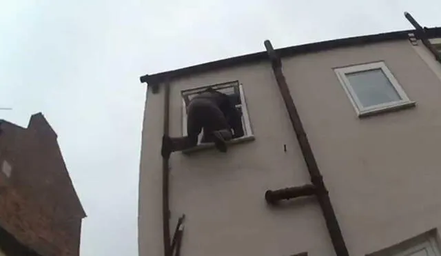 Ladrón queda atorado en ventana de casa que pretendía robar