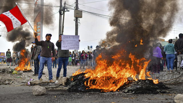 Debido a las manifestaciones se ha visto interrumpido el transporte aéreo y terrestre.  Foto: AFP