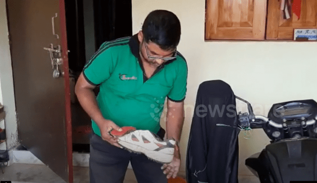 Joven intenta colocarse sus zapatillas y encuentra culebra acurrucada en el interior.