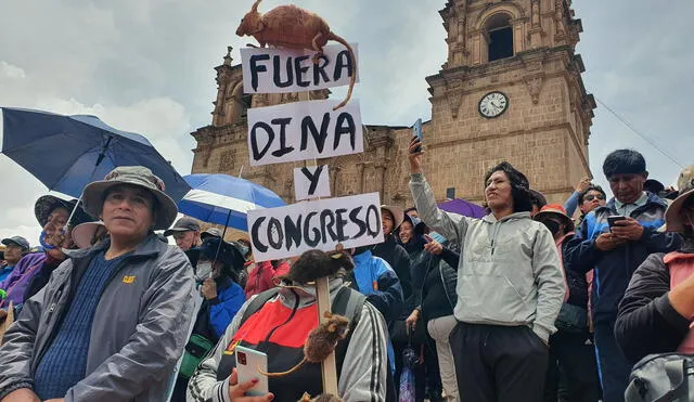 LLENO TOTAL. Plaza de armas de Puno  acabó llena de manifestantes de diferentes sectores.