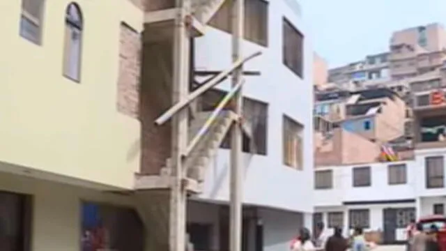 Denuncian construcción de escaleras en vereda. Créditos: Captura Panamericana Televisión.