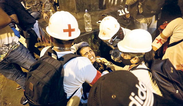 Emergencia. Voluntarios médicos y enfermeros estuvieron presentes para atender a los heridos. Foto: Antonio Melgarejo/La República