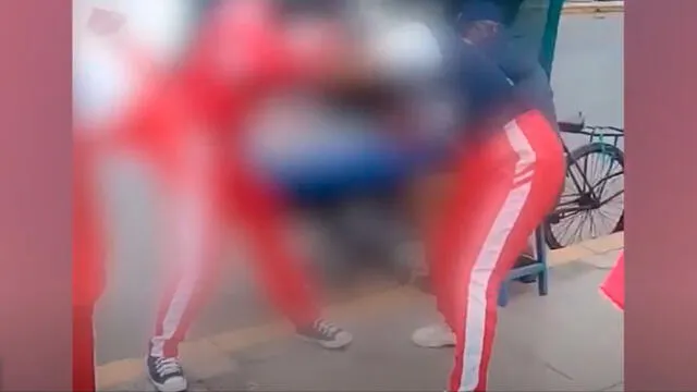 Dos escolares se pelearon en la vía pública en Huacho. Créditos: Captura.
