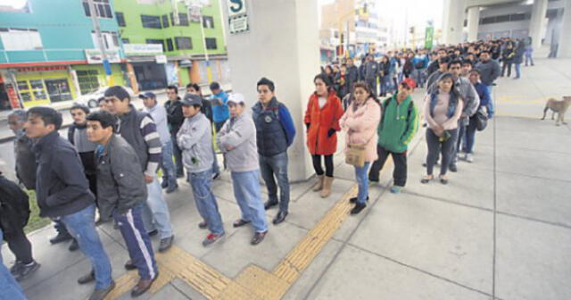 Metro de Lima: Usuarios denuncian mafia de revendedores de colas y saldos [VIDEO]