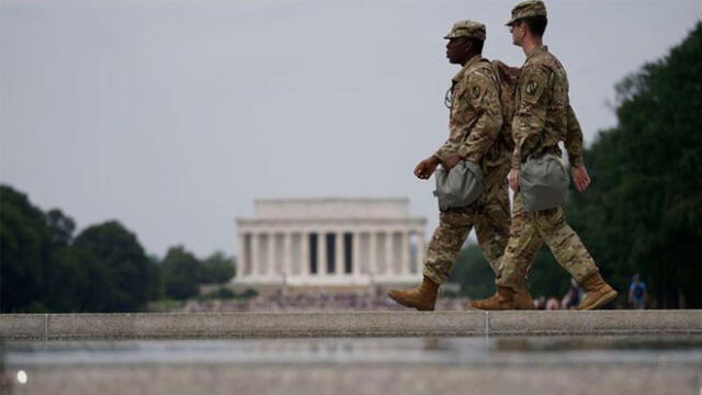 Guardia Nacional de Estados Unidos caminan cerca del Monumento a Abraham Lincoln. Foto: Drew Angerer/AFP.