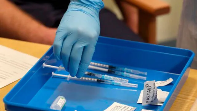 Las jeringas que contienen las primeras dosis de vacuna Pfizer/BioNTech en el Western General Hospital en Edimburgo, Escocia, el 8 de diciembre de 2020. Foto: AFP