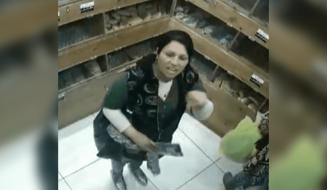 Mujer le roba el celular a menor de edad en conocida panadería de Independencia [VIDEO]