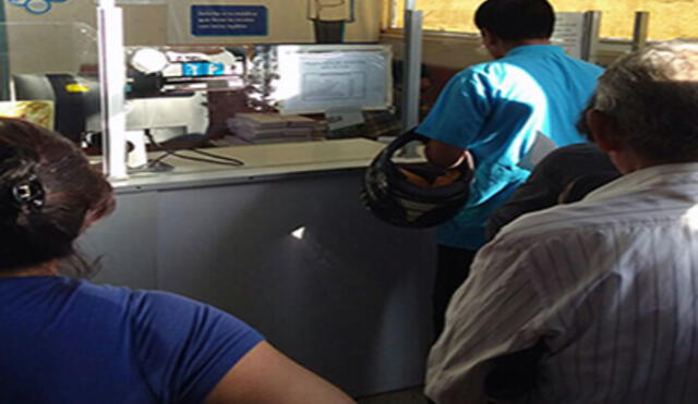 Usuario denuncia que no se respeta la cola preferencial en la farmacia de hospital de Chiclayo