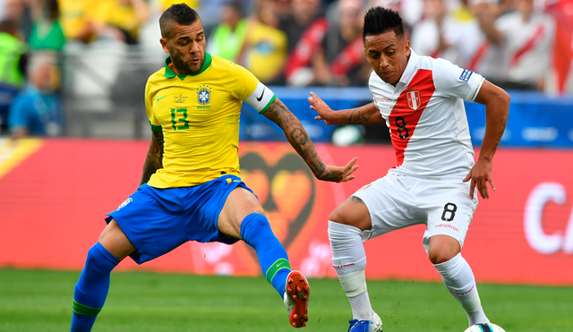 Perú vs Chile: Dani Alves envía polémico tuit y periodista peruano le responde.