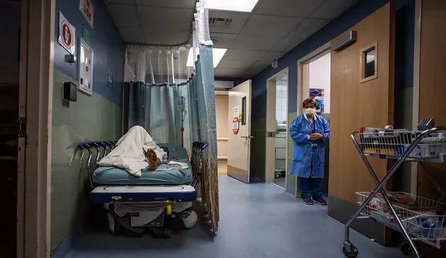 Un empleado del hospital de Estados Unidos falleció por COVID-19. Foto: AFP