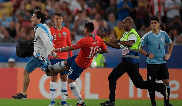 El jugador chileno no fue expulsado por esta agresión. Crédito: AFP