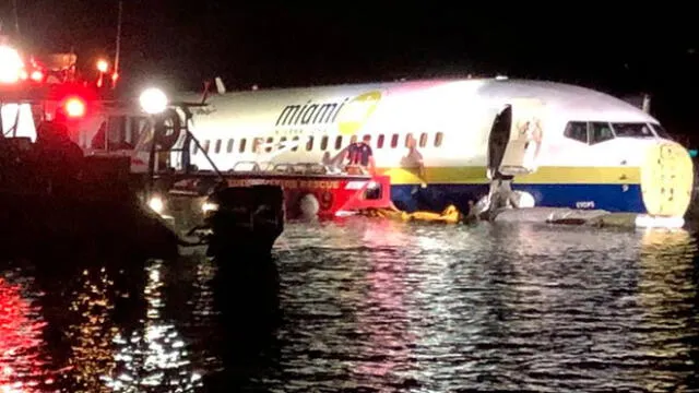 Avión de pasajeros se sale de pista y cae a río en Florida