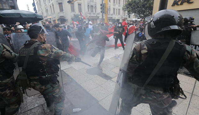 Protestas en Cercado de Lima continúan. Enfrentamiento entre la PNP y manifestantes. Foto: Jorge Cerdán / La República