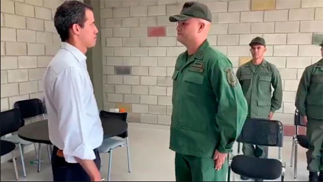 El mayor Hugo Parra Martínez (d) reconoció a Juan Guaidó como presidente encargado de Venezuela, en un momento que se hizo viral. Foto: difusión
