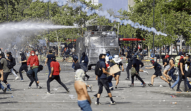 Desafían. Pese a la represión, desde el fin de semana los jóvenes manifestantes, en su mayoría, se mantienen firmes en la calles. (Jorge Cerdán)