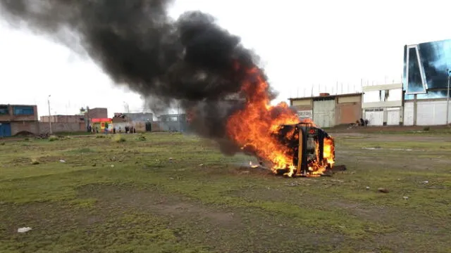 Pobladores queman mototaxi de chofer que golpeó y abusó de pasajera en Juliaca [VIDEO]