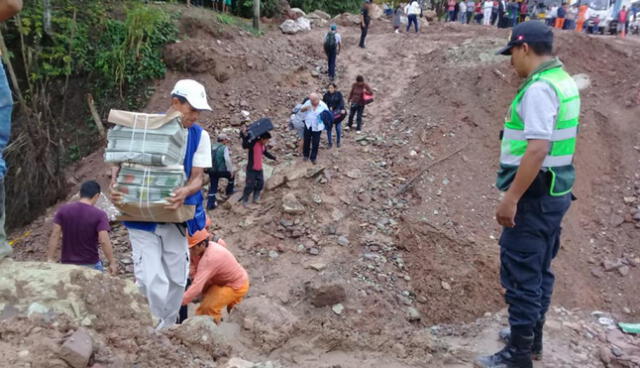 Deslizamiento de tierra deja buses varados en tramo de la Carretera Central en Junín