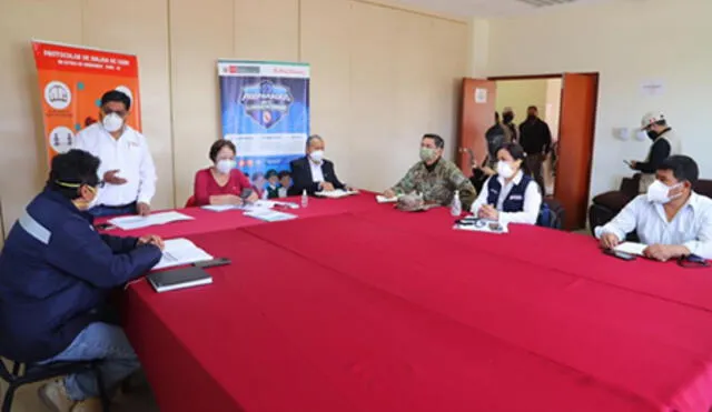 Ministra de la Mujer y Poblaciones Vulnerables, Rosario Sasieta, en reunión con autoridades de Tacna