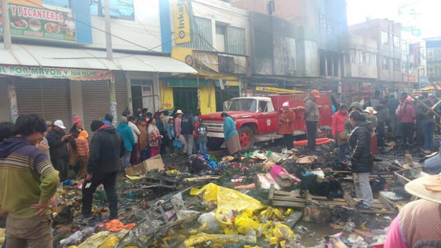 Vecinos intentan desalojar a comerciantes de feria que se incendio en Juliaca [VIDEO]