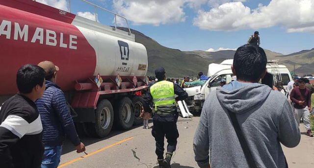 Choque entre cisterna y minivan deja dos muertos y quince heridos en Puno.
