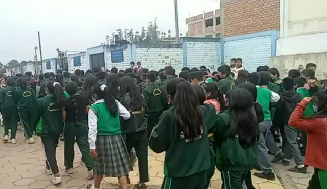 Escolares salen a protestar por las calles de Huarmaca. Foto: La República.