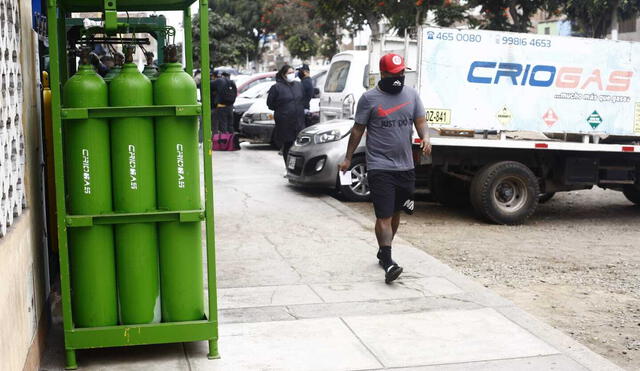 Se registran largas colas y aglomeración en la recarga de oxigeno en el Callao / Credito: Marco Cotrina