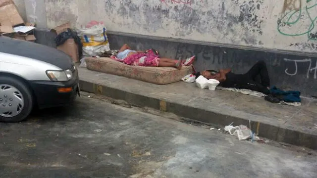 Centro de Lima: quejas por personas que utilizan calles para dormir