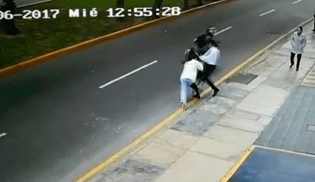 Joven se enfrenta a delincuente y frustra robo de celular a mujer [VIDEO]