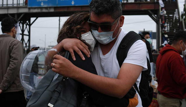 Emotivo encuentro de pasajeros que llegan del Cusco y sus familiares a las afueras del Jorge Chávez / Fotos: John Reyes